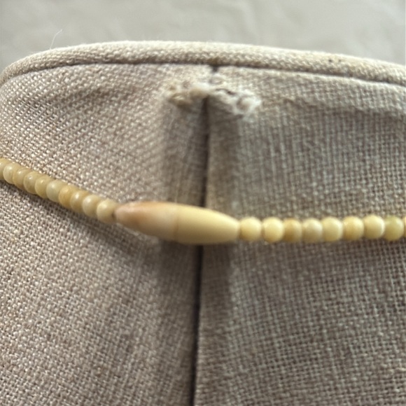 Elegant Cream Necklace with Floral Pendant ivory vintage - Picture 5 of 5